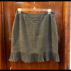 Beautiful 21” gray skirt, herringbone, side zip
